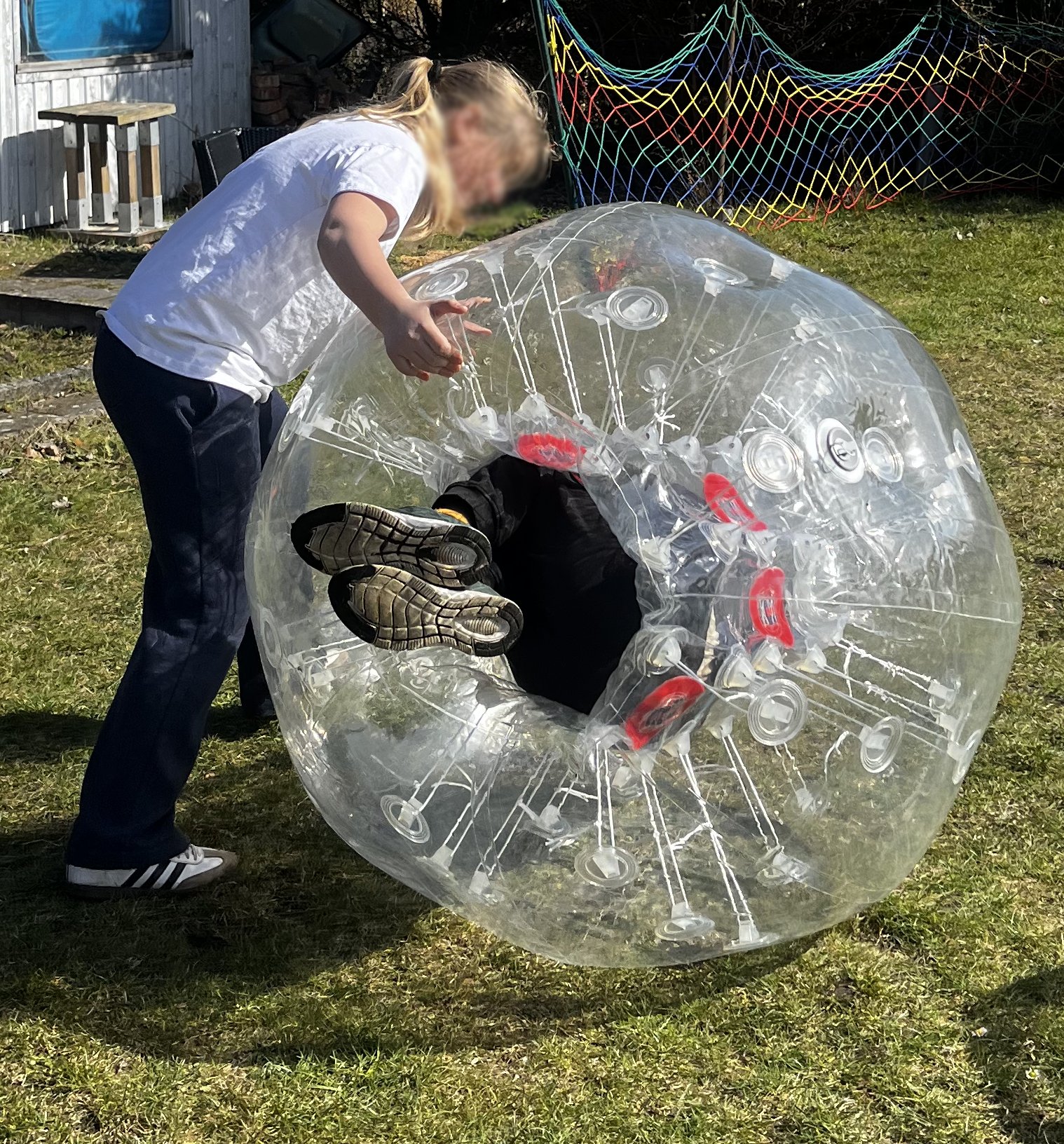 Barn i en bumperball utomhus
