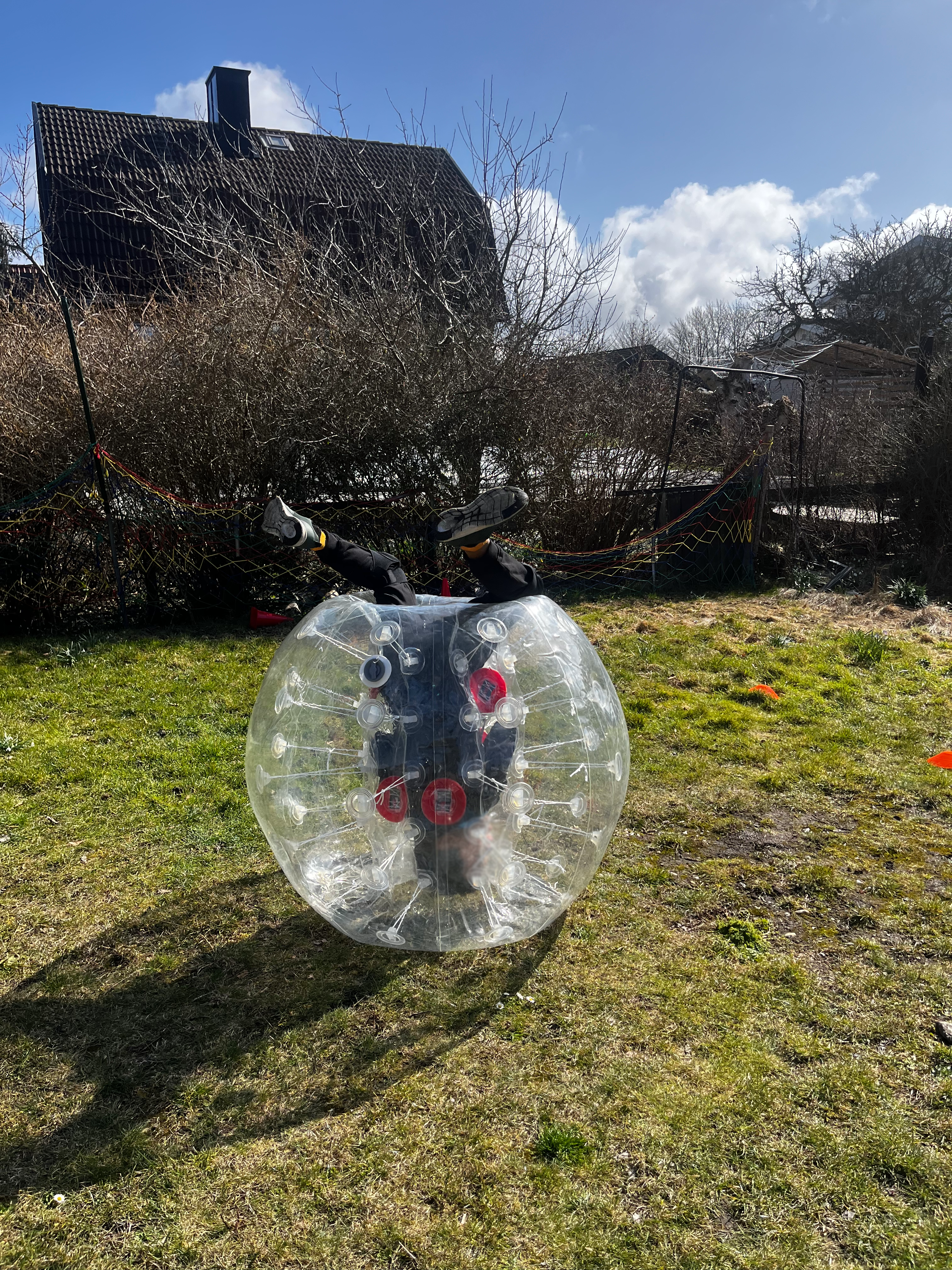 Barn upp och ner i en bumperball