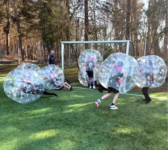 Företagsaktivitet i Simrishamn med bumperballs