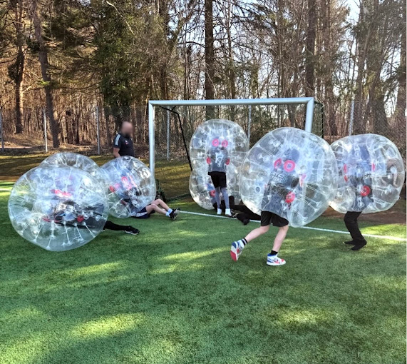 Barn och ungdomar spelar bumperball